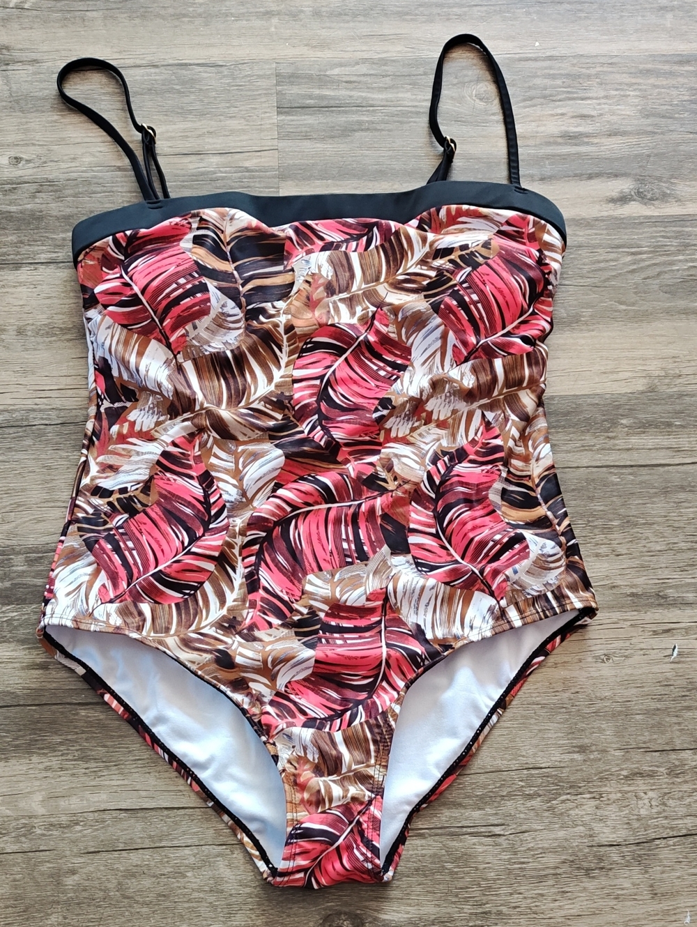 NWT Simple Fashion Woman One Piece Swimsuit. Size L